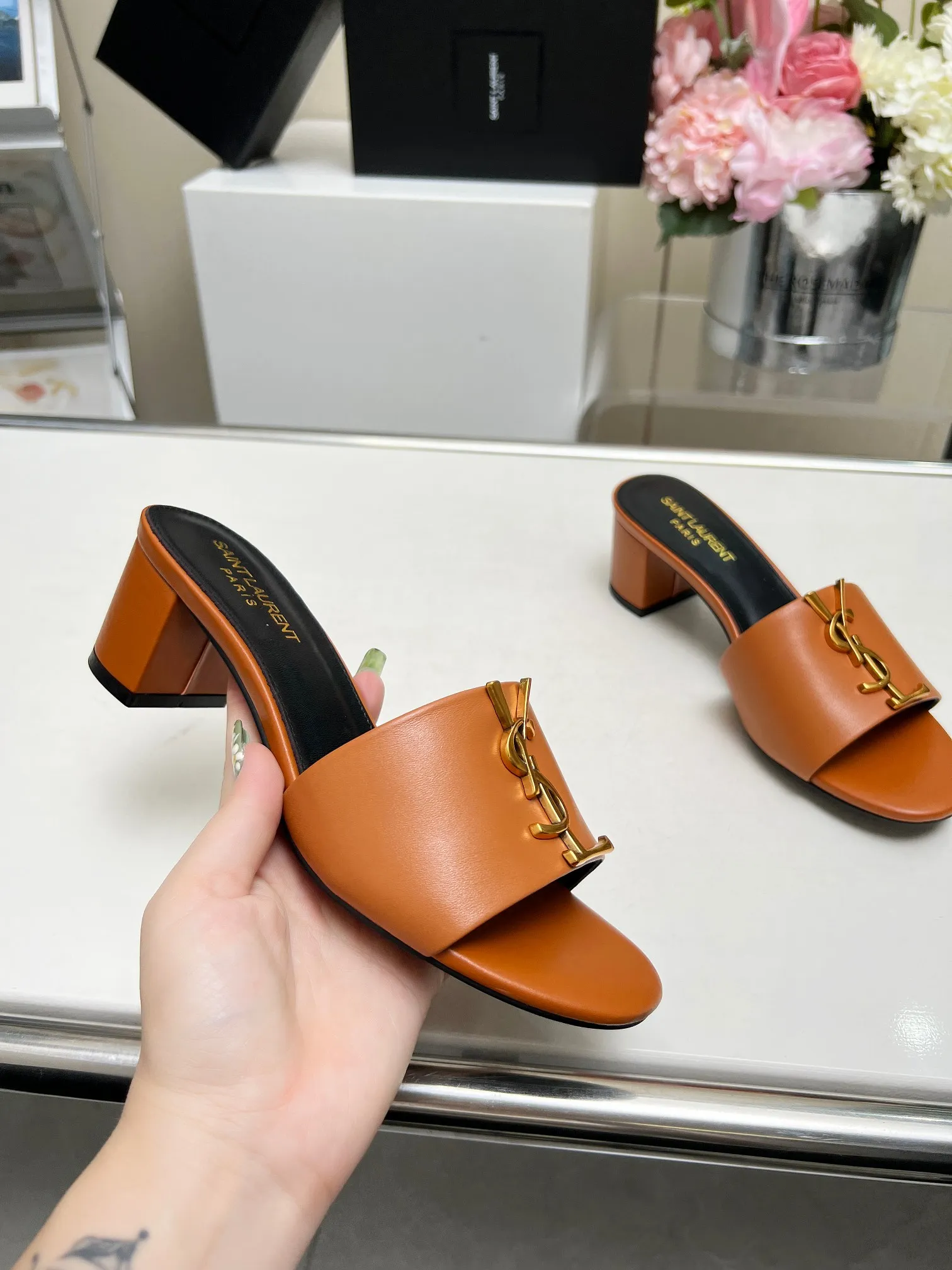 👟👟Ex-factory price 340👟👟 Genuine leather sole +30 Heel height: 5cm Fabric: Cow leather Pads: Sheep leather Size: 35-43 (42, 43 custom-made, non-returnable) [Saint Laurent] Saint Laurent 2024 counter synchronized new model, YSL-logo letter buckle decoration, high-quality and glamorous masterpiece, both temperament and fashion Classic and attractive design style, especially beautiful on the feet